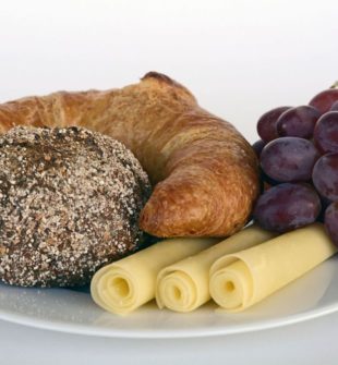 Brunch er en populær måltidsoplevelse, der kombinerer det bedste fra morgenmad og frokost